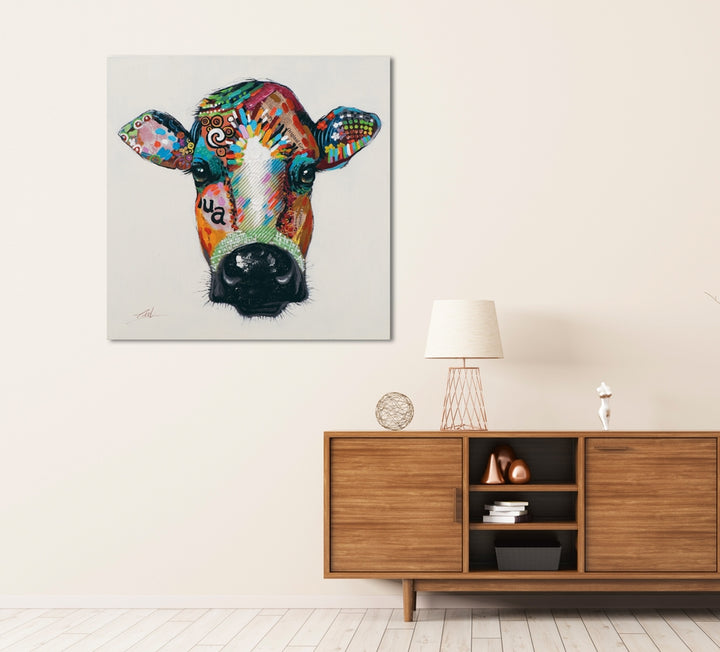 Bunte Kuh mit Graffiti