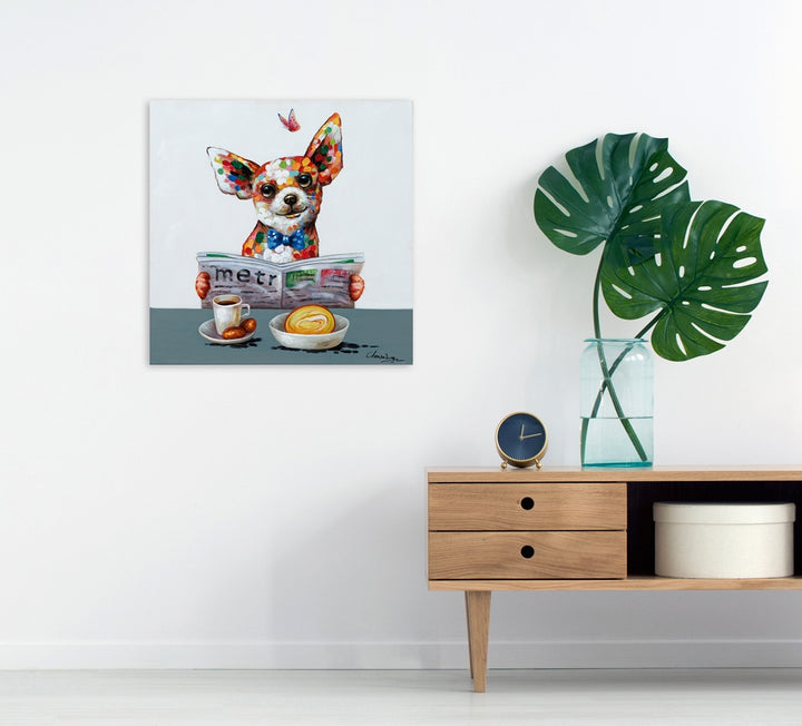 Chihuahua Hund frühstückt