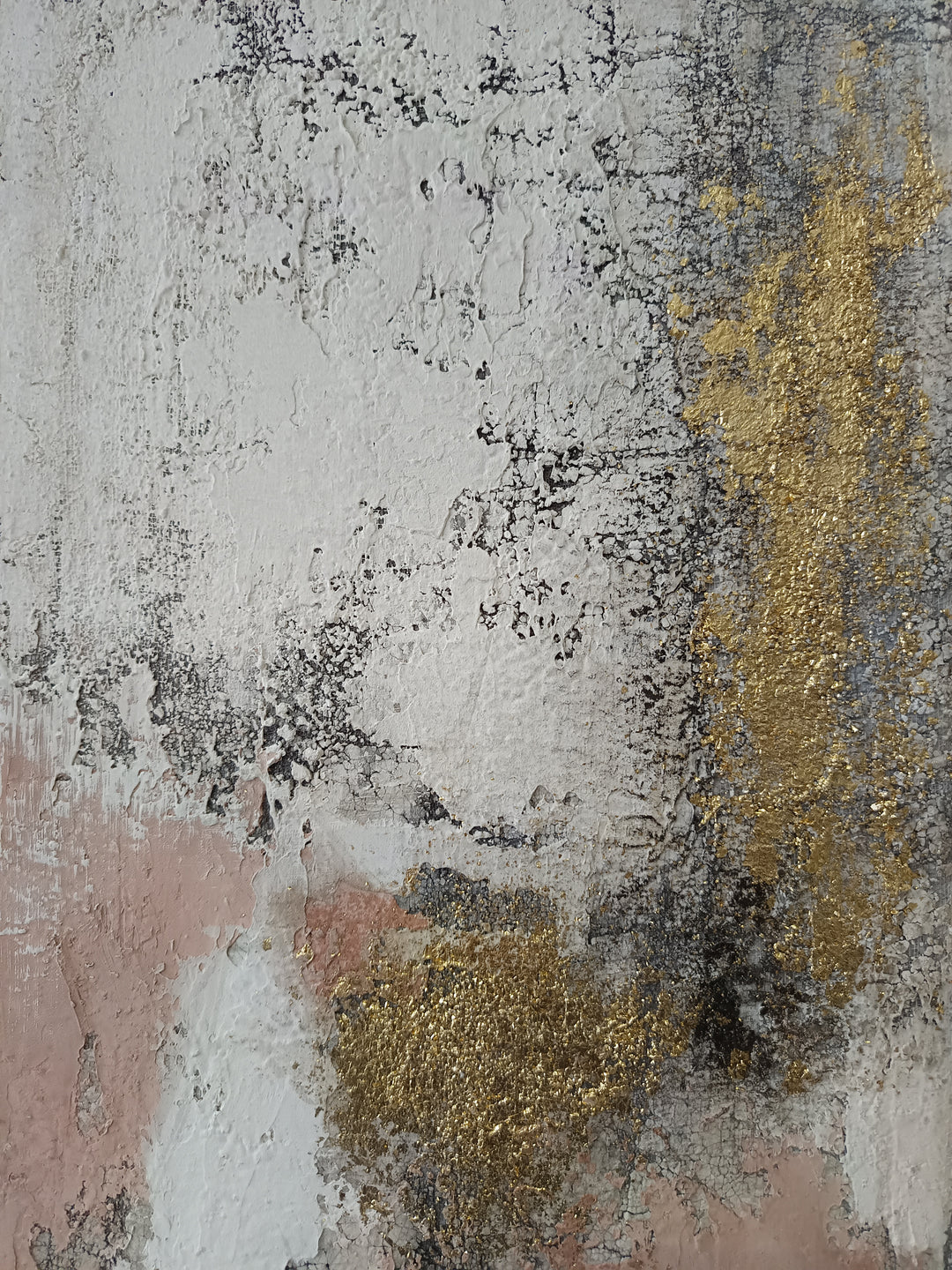 Abstrakt in altrosa, weiß, goldene Akzente
