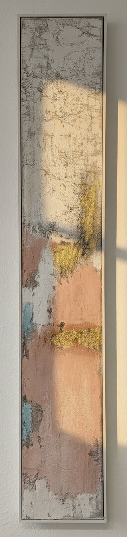 Abstrakt in altrosa, weiß, goldene Akzente