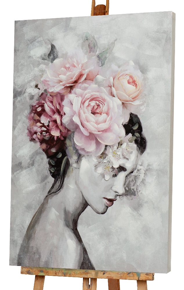 Schönheit mit zarten Blumen im Haar