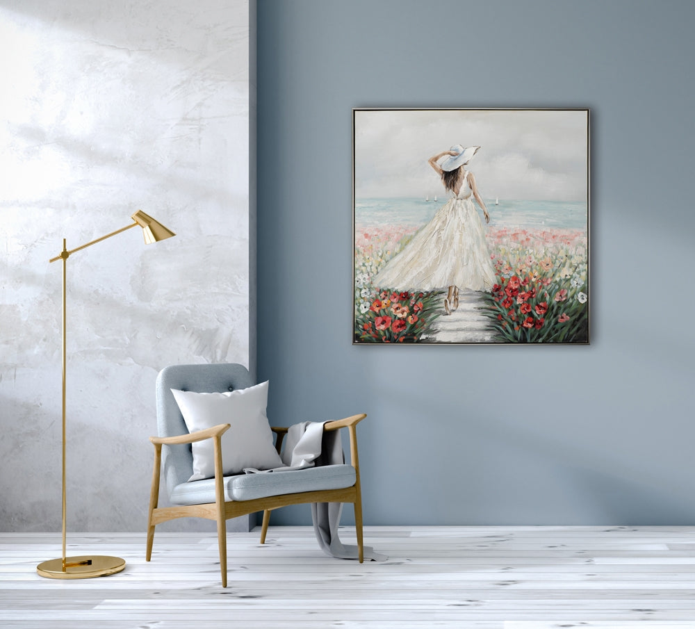 Frau in Blumenmeer im weißen Kleid