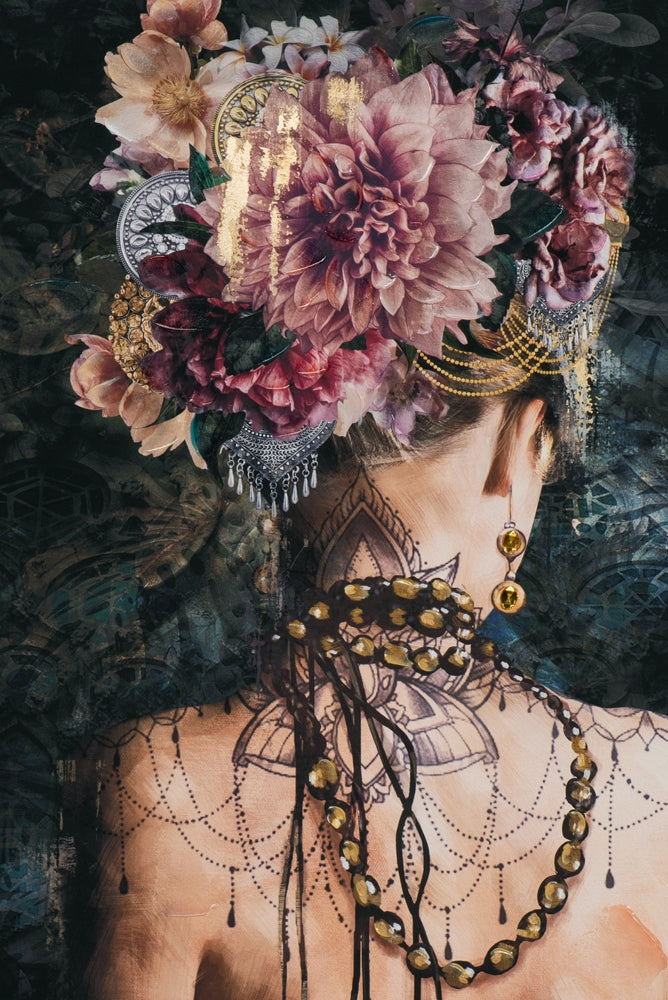 Rückenansicht geschmückte Schönheit