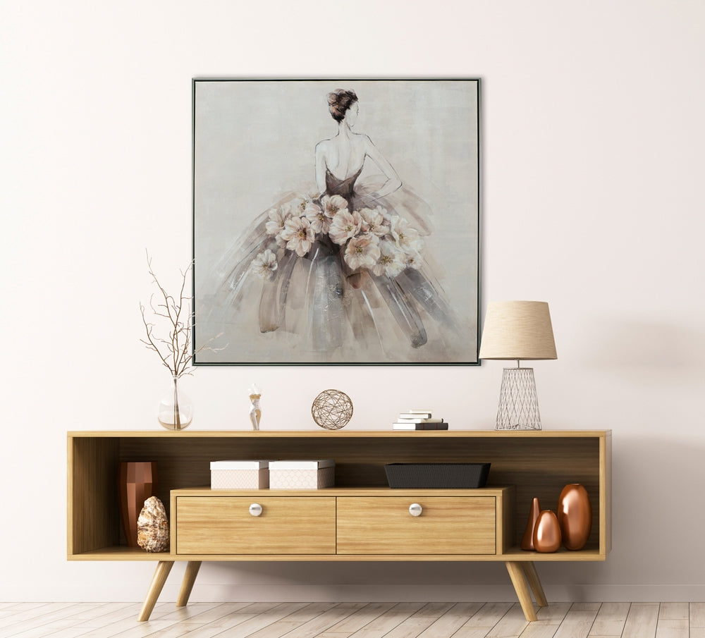 Dame im Ballkleid mit Blumen