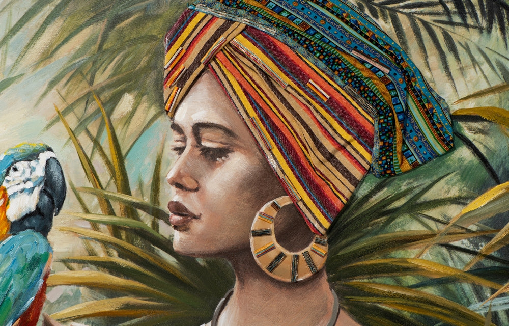 Frau im Dschungel mit blau-buntem Papagei