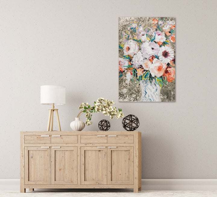 Blumenvase mit goldenem Hintergrund