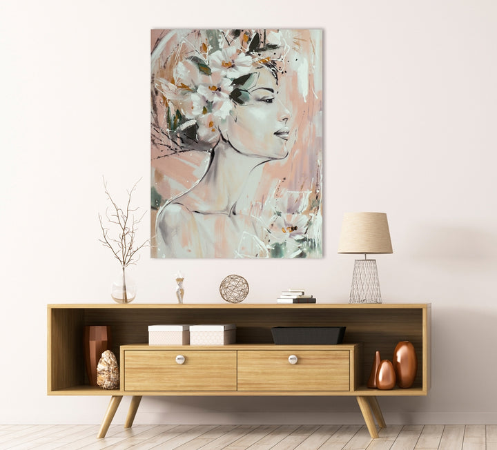 Dame mit Blumenschmuck