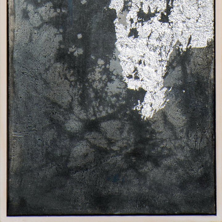 Schlankes Blau setzt Silber in Szene