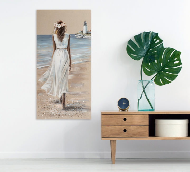 Frau am Strand im weißen Kleid