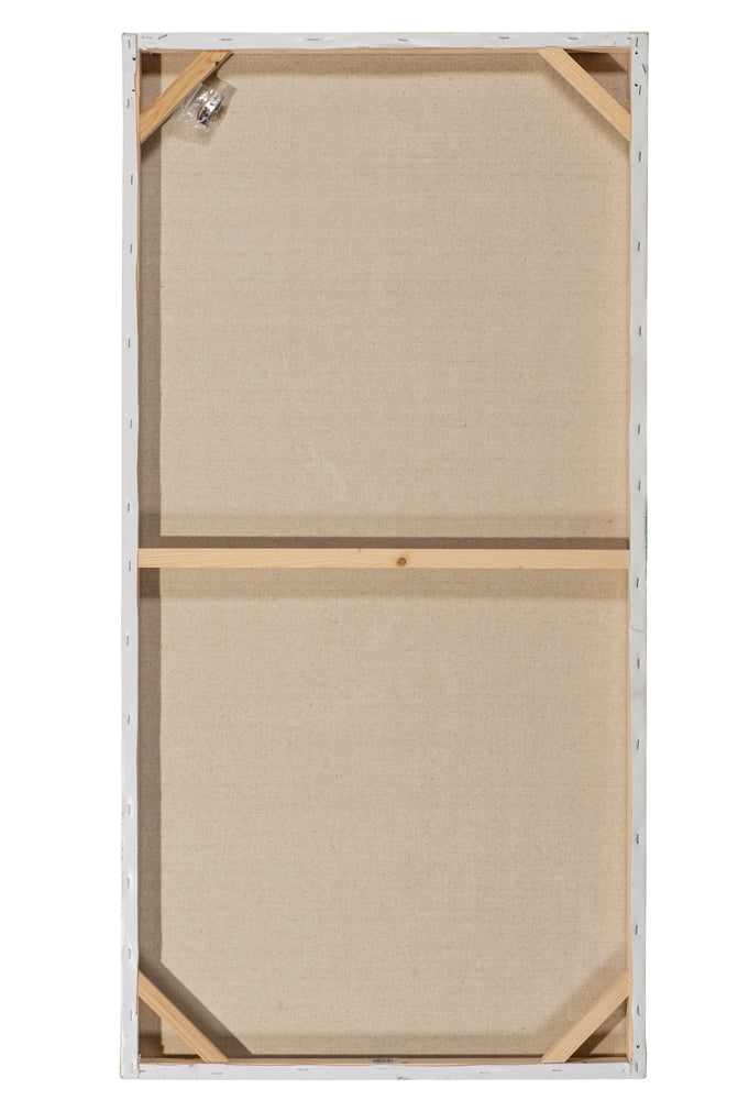 Frau am Strand im weißen Kleid