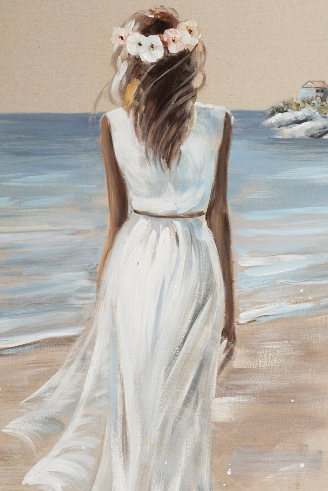 Frau am Strand im weißen Kleid