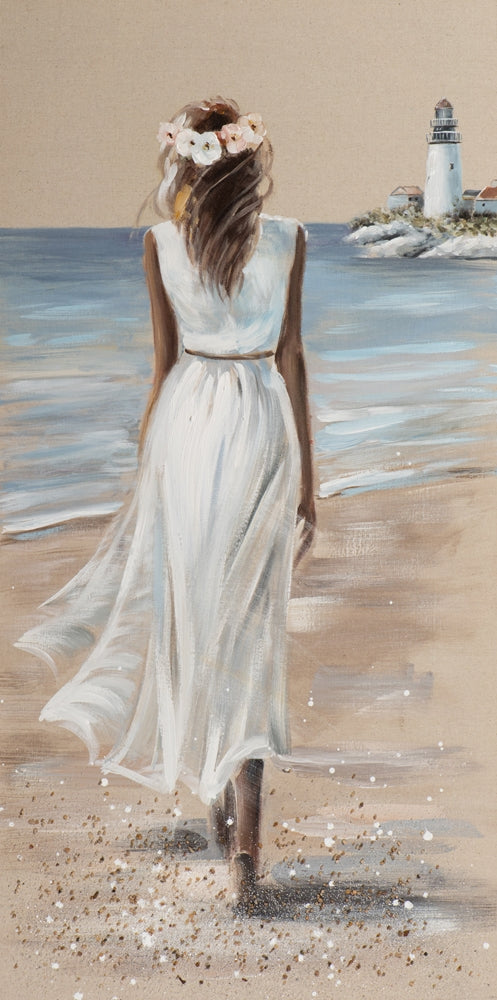Frau am Strand im weißen Kleid
