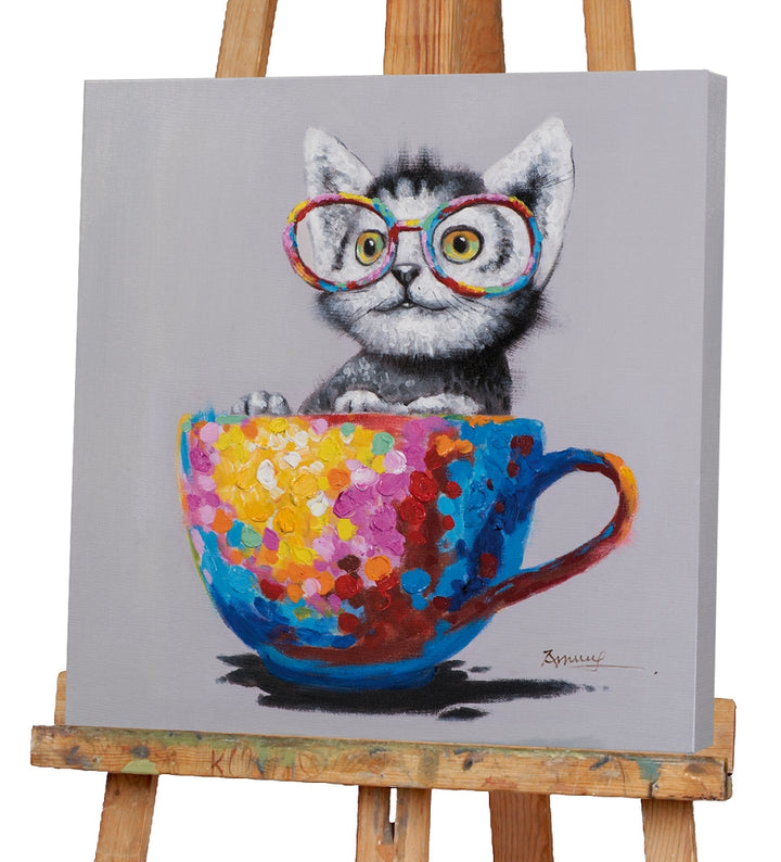 Katze in bunter Tasse