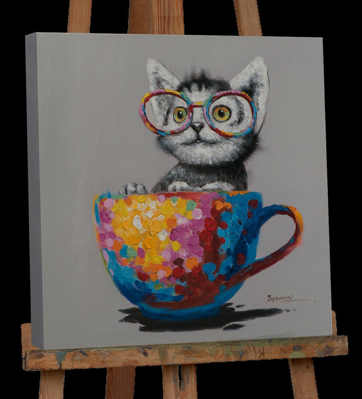 Katze in bunter Tasse
