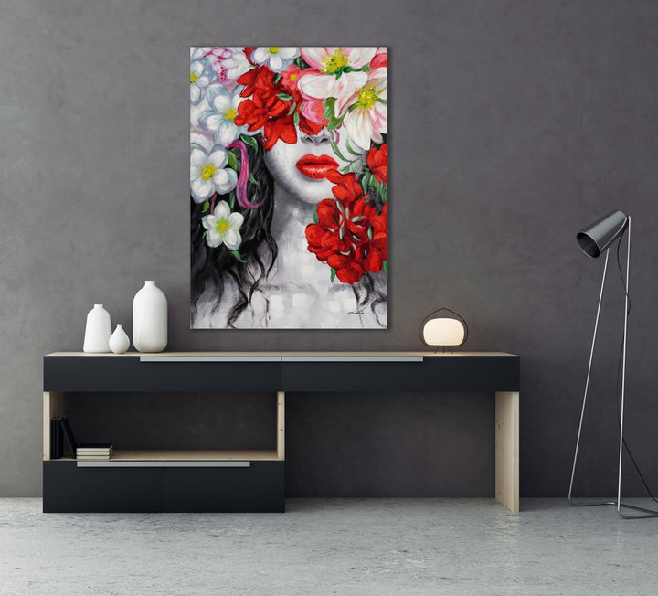 Schönheit versteckt hinter Blumen