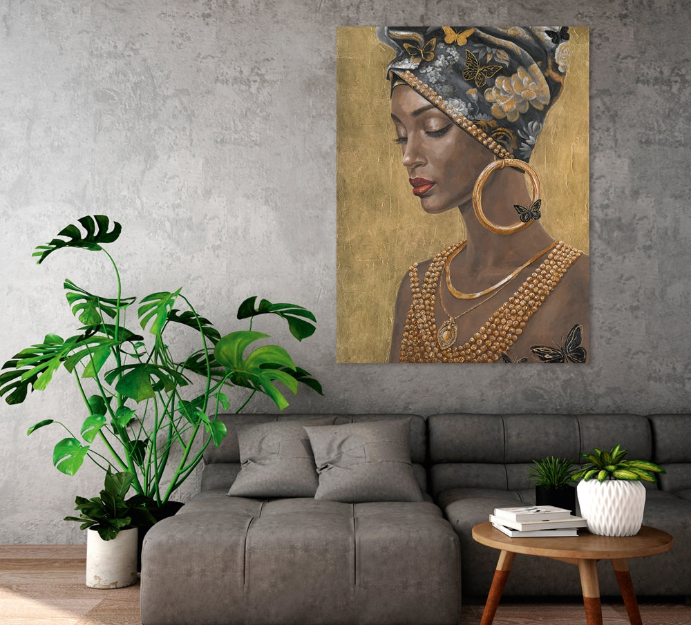 Elegante Frau mit Goldschmuck