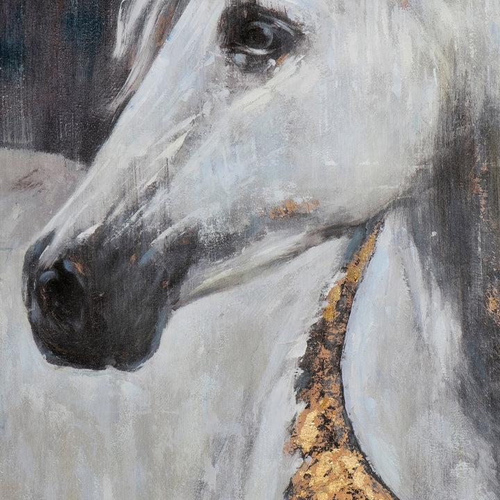 Weißes Pferd mit Collier