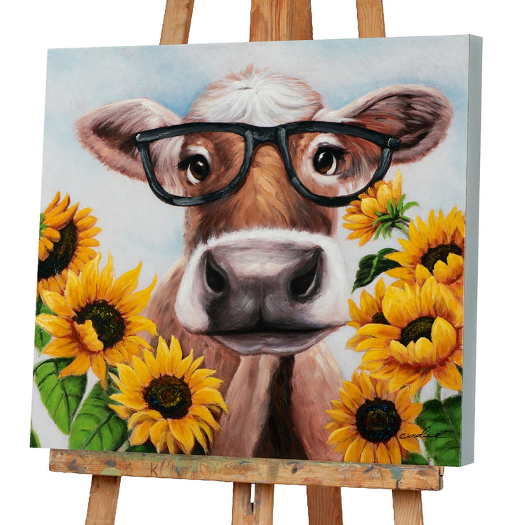 Kuh mit Brille im Sonnenblumenfeld