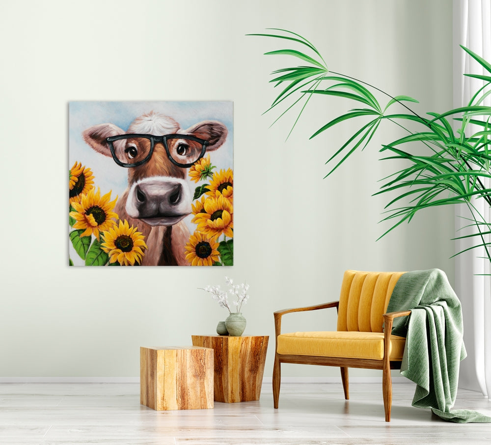 Kuh mit Brille im Sonnenblumenfeld