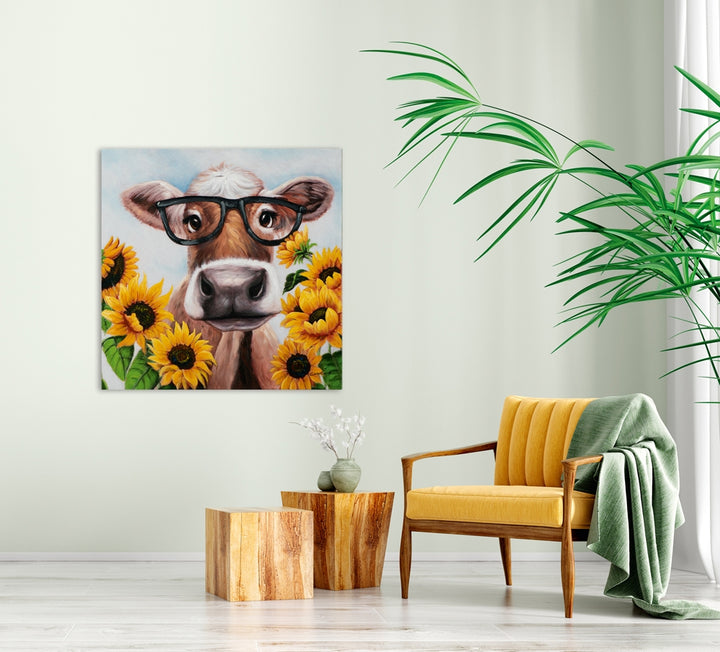 Kuh mit Brille im Sonnenblumenfeld