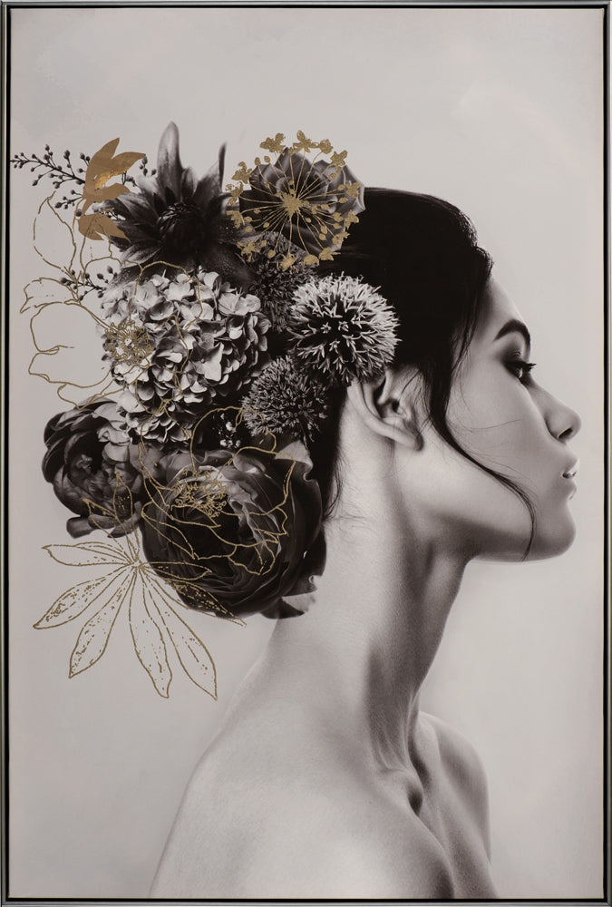 Dame mit schwarzem Haar und Blumen