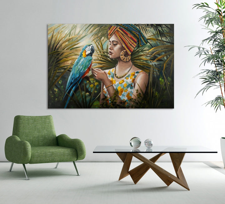 Frau im Dschungel mit blau-buntem Papagei