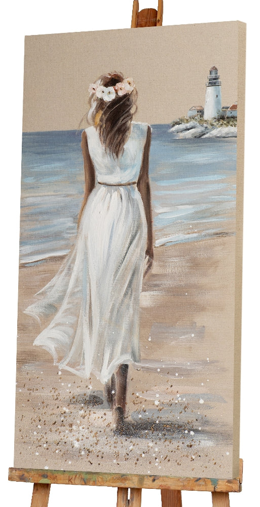 Frau am Strand im weißen Kleid