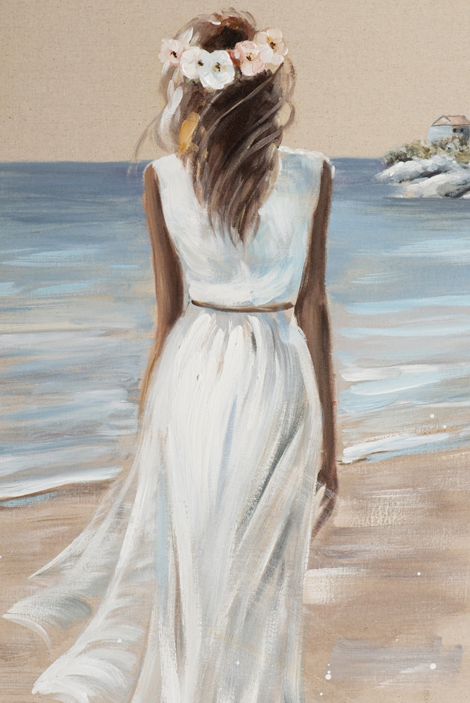 Frau am Strand im weißen Kleid