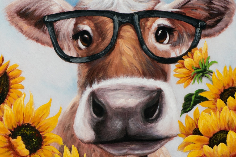 Kuh mit Brille im Sonnenblumenfeld