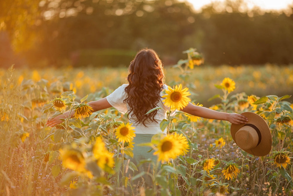 Akustikbild - Mädchen im Sonnenblumenfeld