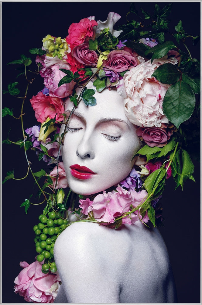 Hübsche Frau mit Blumen Perücke